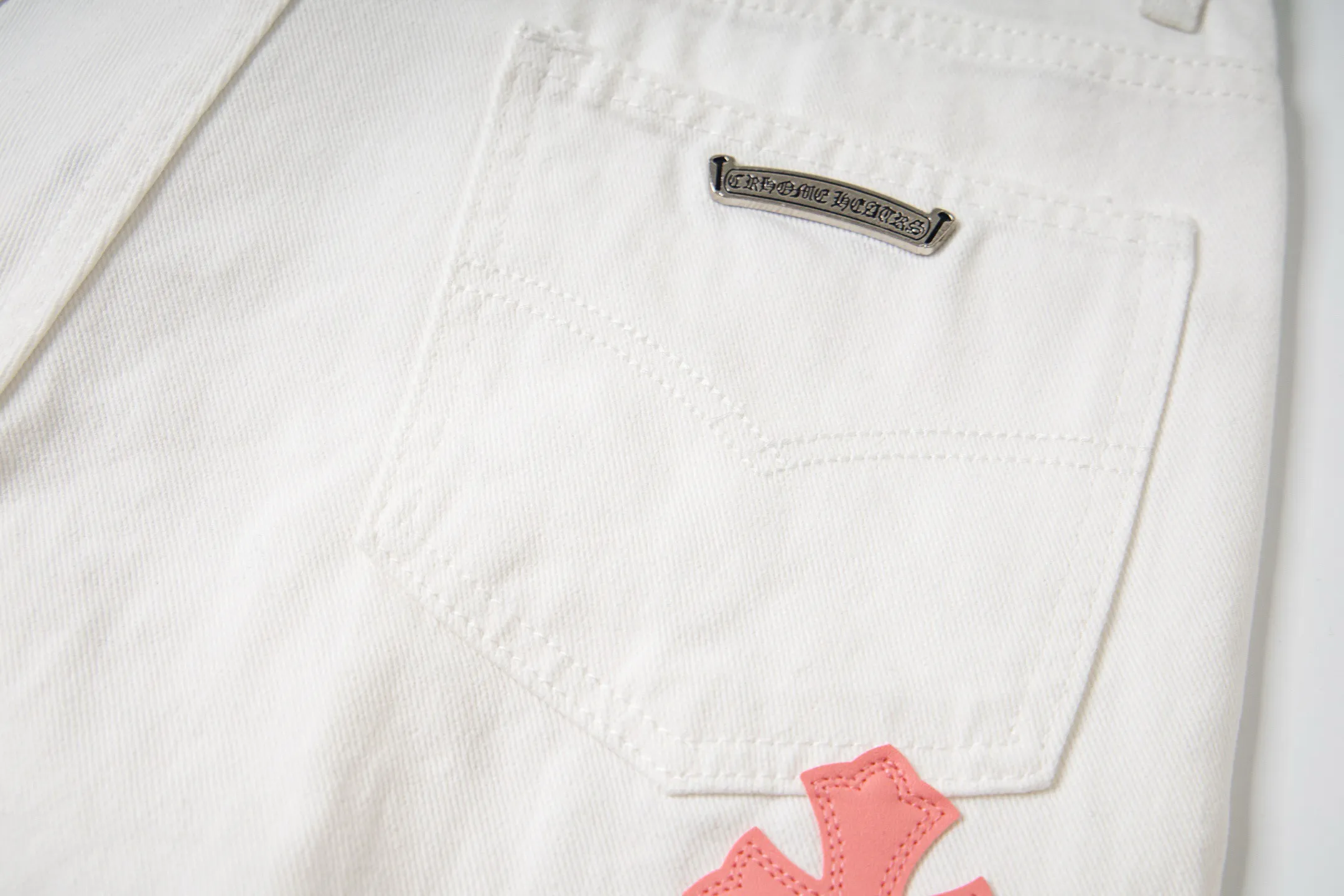 P230 💰 (Top version) Chrome Hearts/Chrome Hearts Classic white powder series colored leather cross washed color cloth unisex denim trousers Vibe style straight stacked god-level version Carbon fine bias denim color cloth Old vintage full set of hardware - Chrome Hearts white cow series The high version uses high-ounce customized fabrics, fermentation washing and soft color fixation, soft and thick to wear, the details are all made by hand-polished craftsmanship, all-over printed jacquard fabric Unique design style. Through multiple processes to create a full retro feel. Unique niche non-contrast shirt. Customized distressed spray-painted buttons. Craftsmanship in every detail. Color: white powder. Size: 28-30-32-34 (corresponding to S-M-L-XL)